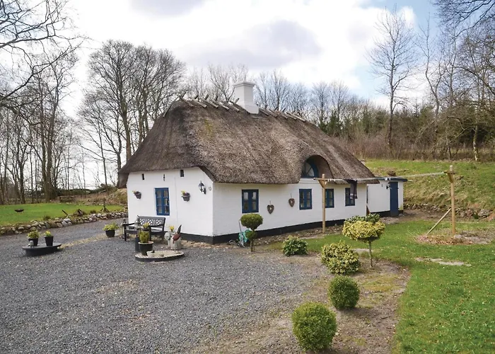 Three-bedroom In Holiday home *